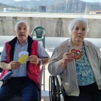 Bratwurstak, pretzelak eta garagardoa goiko terrazan: Prost! Bratwurstak, pretzelak eta garagardoa goiko terrazan: Prost!