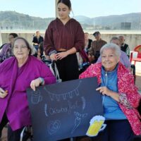 Bratwurstak, pretzelak eta garagardoa goiko terrazan: Prost! Bratwurstak, pretzelak eta garagardoa goiko terrazan: Prost!