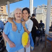 Bratwurstak, pretzelak eta garagardoa goiko terrazan: Prost! Una joven abraza a una mujer mayor