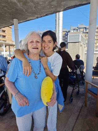 Una joven abraza a una mujer mayor