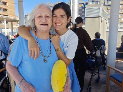 Una joven abraza a una mujer mayor