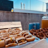 Bratwurstak, pretzelak eta garagardoa goiko terrazan: Prost! Bratwurstak, pretzelak eta garagardoa goiko terrazan: Prost!