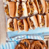 Bratwurstak, pretzelak eta garagardoa goiko terrazan: Prost! Bratwurstak, pretzelak eta garagardoa goiko terrazan: Prost!