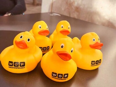 Participamos de nuevo en la Estropatada Cinco patos pequeños amarillos sobre una mesa