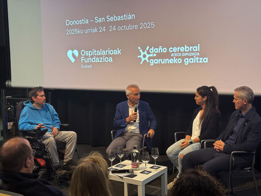 Los últimos avances en atención del ictus, en la jornada de Ospitalarioak Fundazioa Euskadi y ATECE Gipuzkoa Una mujer y tres hombres, uno de ellos en una silla de ruedas eléctrica, conversan en un escenario en torno a una mesa baja