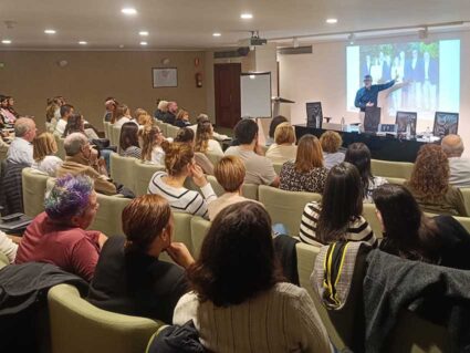 "Bizitzak eraldatzen dituen hospitalitatea": inspiratzen gaituzten balioetan sakonduz Un grupo de personas sentadas atiende las explicaciones de un hombre que señala una pantalla