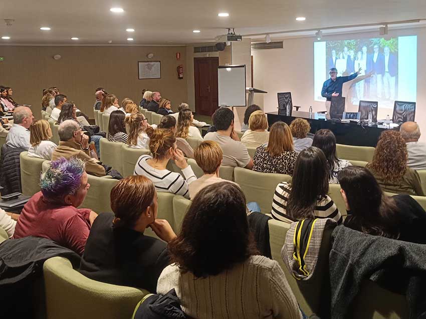 "Hospitalidad que transforma vidas": profundizando en los valores que nos inspiran Un grupo de personas sentadas atiende las explicaciones de un hombre que señala una pantalla