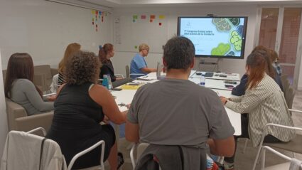 El equipo de la UDI participa en el 7º Congreso Estatal sobre Alteraciones de la Conducta Varias personas, en una sala frente a una pantalla