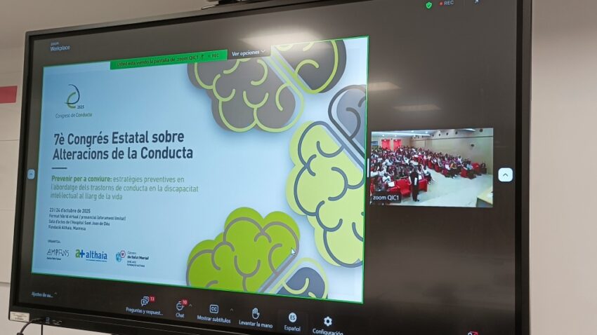 El equipo de la UDI participa en el 7º Congreso Estatal sobre Alteraciones de la Conducta Una pantalla con información sobre el congreso