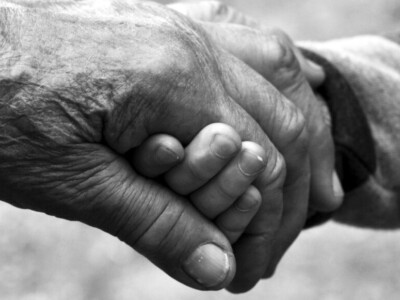 Elkarri lotutako bi esku