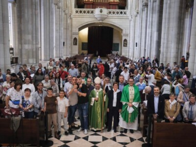 Un amplio grupo de personas posa en el interior de una iglesia