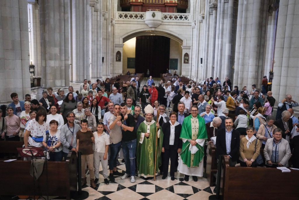 Jubileu Ospitalarioaren ospakizunean izan gara Madrilgo Almudena katedralean Pertsona talde handi bat katedral baten barruan dago