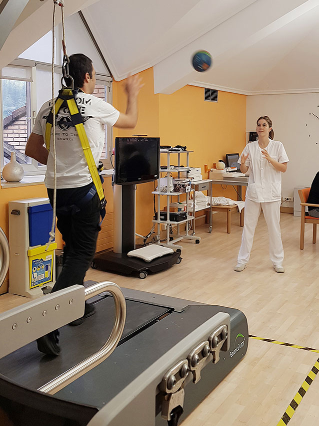 Gure Neurorrehabilitazio eta Kalte Zerebraleko Zerbitzuak 958 lagun artatu zituen 2024an Martxa-zinta batean dabilen gizon batek pilota bat jaurti dio fisioterapeuta bati