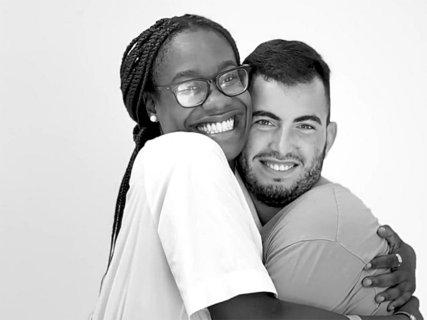 Día de la Salud Mental 2025: cuidamos con entrega, sensibilidad y compromiso Una trabajadora sanitaria, abrazada a un chico joven