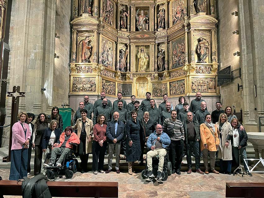 Hartutako Kalte Zerebralaren Eguneko kontzertua Donostian Pertsona talde handi bat, batzuk gurpil-aulkian, gizonezko koru bateko kideen aurrean dago, eliza bateko erretaula baten aurrean