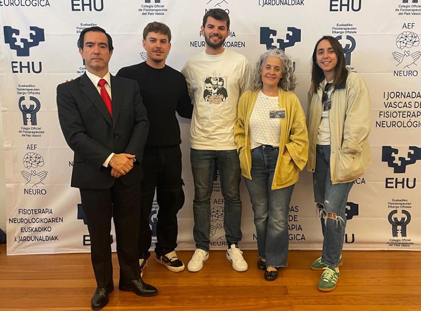 Nuestro equipo de fisioterapeutas, en las I Jornadas Vascas de Fisioterapia Neurológica Dos mujeres y tres hombres, posando en grupo