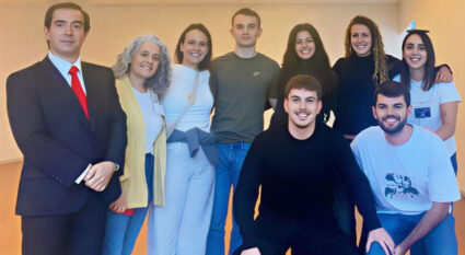 Nuestro equipo de fisioterapeutas, en las I Jornadas Vascas de Fisioterapia Neurológica Cinco mujeres y cuatro hombres, posando en grupo