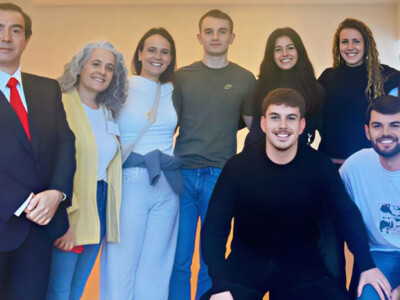 Cinco mujeres y cuatro hombres, posando en grupo