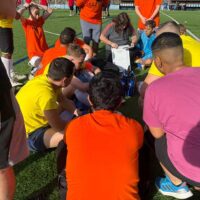 Integrantes de un equipo de fútbol rodean a su entrenadora