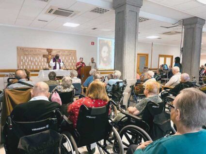 Recordamos a quienes nos han dejado con una emotiva eucaristía Un amplio grupo de personas, varias en sillas de ruedas, durante una eucaristía