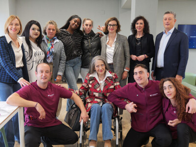 Jende talde bat areto batean