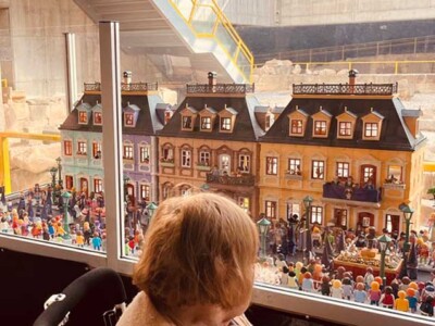 Historia, Click-etik ikusita Una anciana observando una maqueta