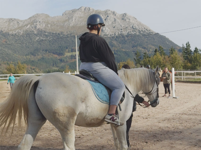 Cuando tomar las riendas es más que guiar caballos Una joven montando a caballo