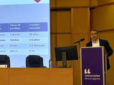 El Dr. Murie habla en Tenerife sobre la importancia de entrenar tareas duales en la neurorrehabilitación del daño cerebral Un hombre dando una conferencia tras un atril