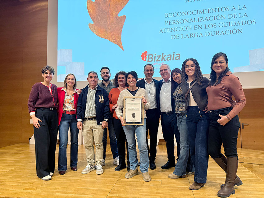 La residencia Barandiaran de Durango, reconocida por la DFB por su modelo innovador de Planificación Anticipada de Decisiones y Cuidados Un grupo de hombres y mujeres posan mostrando un cuadro con un diploma