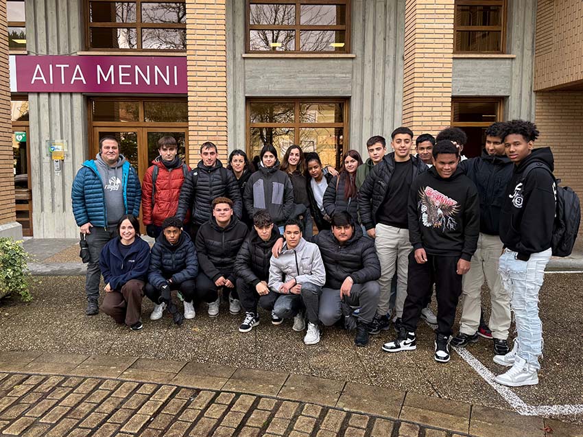 Adikzioez hitz egiteak ere bide zuzena hartzea errazten du Gazte talde bat eraikin baten aurrean