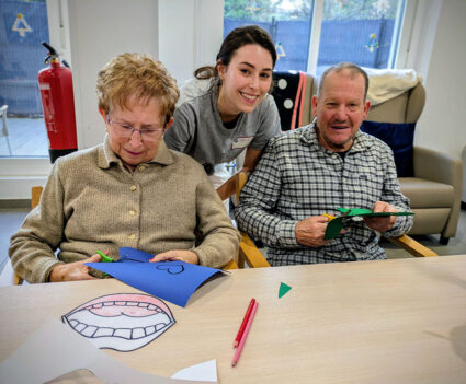 Euskararen Eguna: hizkuntza partekatzen denean, bizirik dago Adineko bi pertsona, begirale baten ondoan