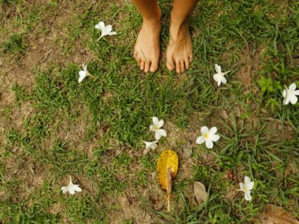 Romper el silencio sobre la sexualidad en la discapacidad intelectual, una cuestión de derechos y salud Unos pies descalzos sobre el cesped