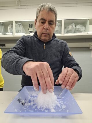 Actividad de rehabilitación en entornos reales con personas participando en una experiencia cultural y científica fuera del centro