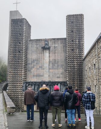 Treinta personas con problemas de salud mental participan en el programa Elkarrekin BILA en Arantzazu rehabilitación en comunidad. Personas con enfermedad mental pasan unos dias en Arantzazu en contacto con la naturaleza.