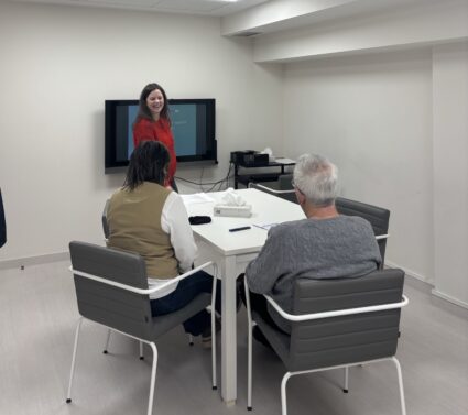 Sesión de formación y acompañamiento a familias de personas con autismo o diversidad neurológica en Ospitalarioak Fundazioa Euskadi