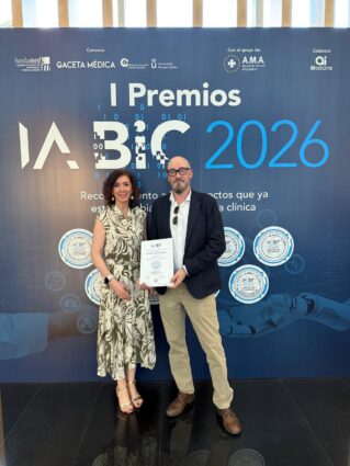 Oscar Ortiz de Lejarazu y Marisa Medino recogen el Premio IA BIC 2026 por FARMALINGUO