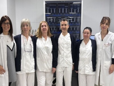 Ospitalarioak Fundazioa Euskadin ospitaleko farmaziaren papera pazientearen segurtasunean Equipo de farmacia hospitalaria preparando medicación para garantizar la seguridad del paciente