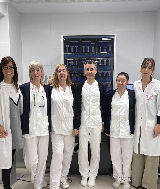 Equipo de farmacia hospitalaria preparando medicación para garantizar la seguridad del paciente