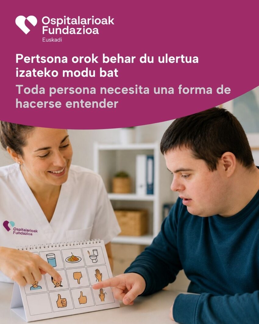 Alteraciones de conducta en personas con TEA y discapacidad intelectual: cuando la conducta es el único lenguaje disponible Profesional utilizando pictogramas como herramienta de comunicación con una persona con TEA y discapacidad intelectual.