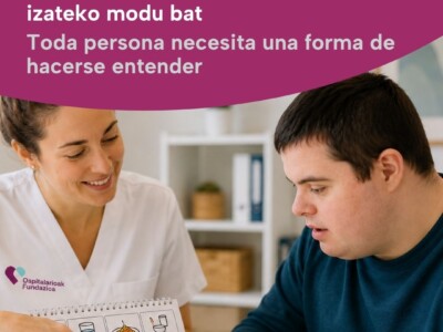 Profesional utilizando pictogramas como herramienta de comunicación con una persona con TEA y discapacidad intelectual.