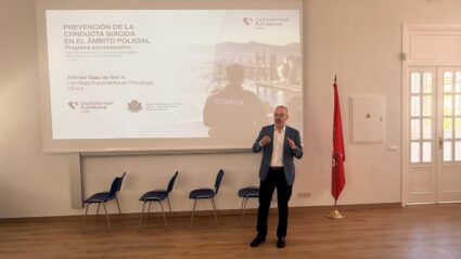 Alfonso Sáez de Ibarra durante una ponencia sobre prevención del suicidio en el ámbito policial