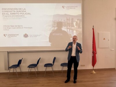 Alfonso Sáez de Ibarra durante una ponencia sobre prevención del suicidio en el ámbito policial