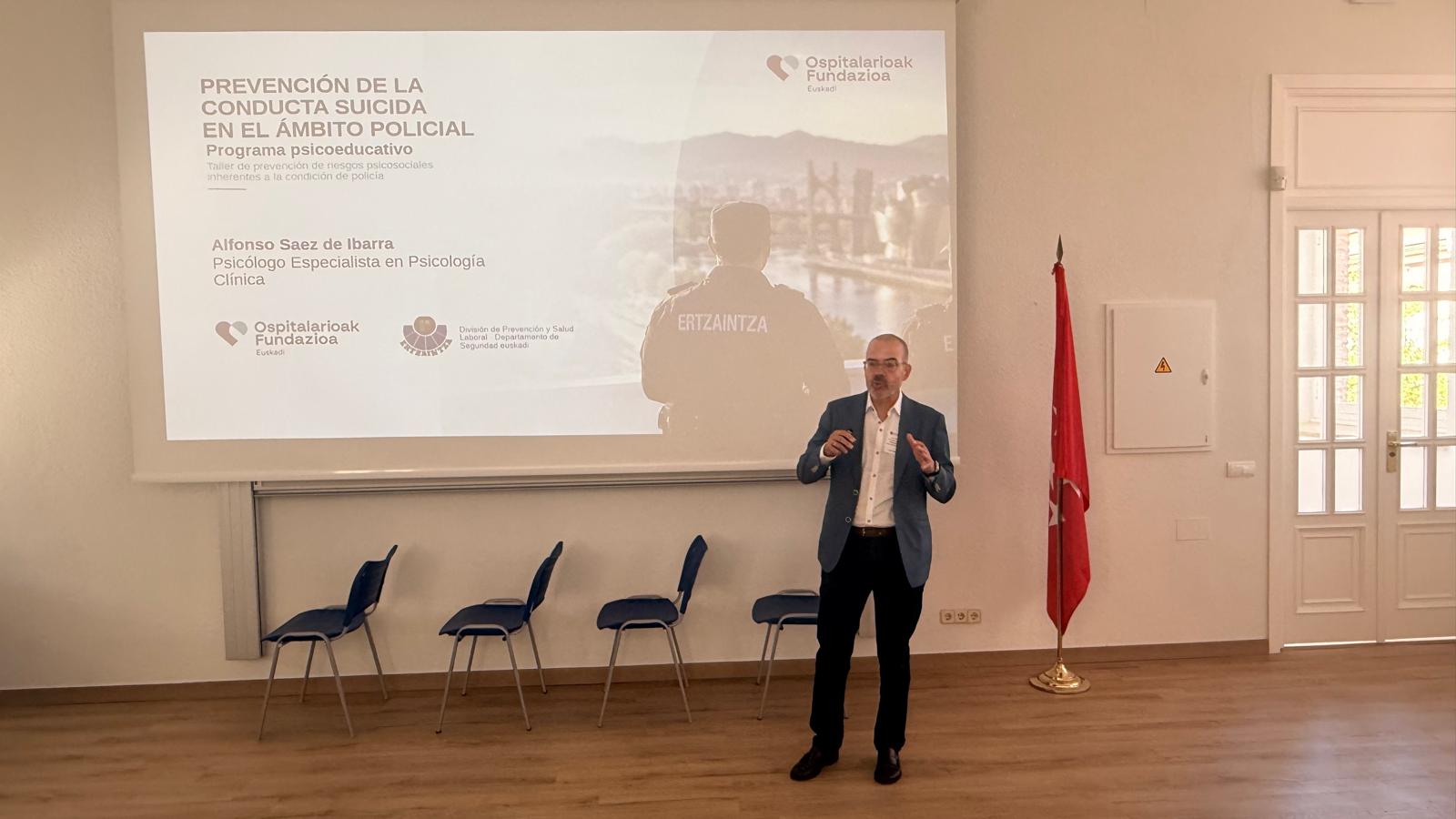 Prevención del suicidio en el ámbito policial: compartimos nuestra experiencia con la Ertzaintza en un encuentro internacional en Madrid Alfonso Sáez de Ibarra durante una ponencia sobre prevención del suicidio en el ámbito policial